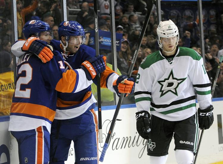skifter. Peter Regin (midt) jubler efter en scoring for New York Islanders i sidste måned. 