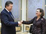Diplomati. Den amerikanske topdiplomat for europæiske anliggender, Victoria Nuland, giver ikke meget for europæere. Særligt mener hun ikke, at EU skal blande sig i den politiske konflikt i Ukraine. På billedet ses Victoria Nuland i et møde med Ukraines præsident Viktor Janukovitj. 