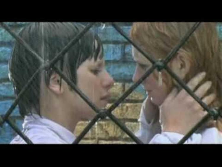 kysset. De to russiske piger i t.A.T.u. er blevet kendt på at optræde som forelskede skolepiger. Foto: Screendump fra Youtube-video 