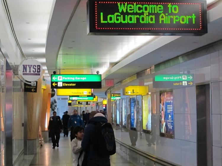 Øjebæ. Lufthavnen LaGuardia har været genstand for megen kritik og sin umoderne indretning. 