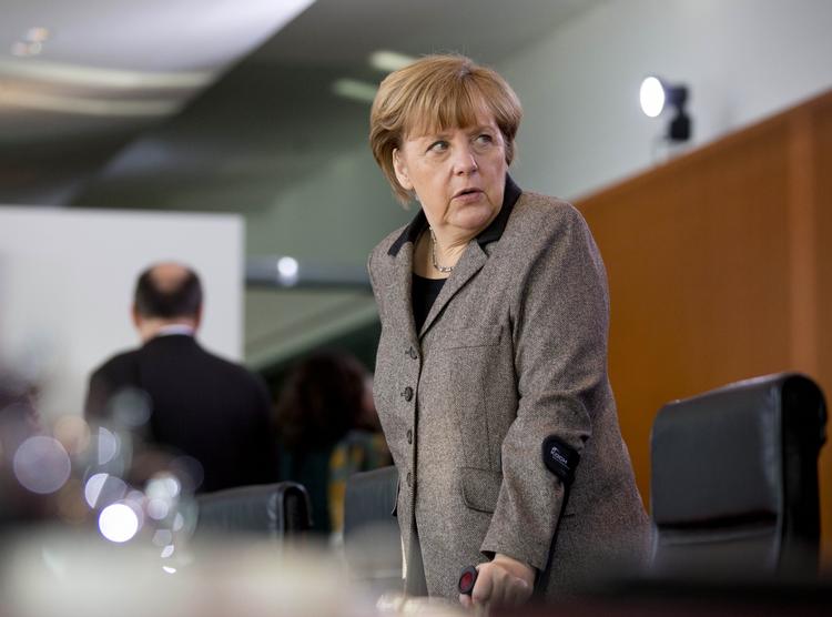 Diplomati. Den tyske kansler Angela Merkel tager afstand fra amerikansk diplomats nedladende kommentar om den Europæiske Union. Kansleren ses på billedet, som er taget 5. februar, med krykker efter en skiulykke omkring nytår. 