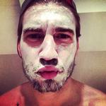 Bendtner viser ansigtsmaske