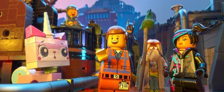 Klodsernes kamp. Der er kæmpet for at få en hel film ud af klods-universet. Og det lykkes - i hvert fald næsten. 