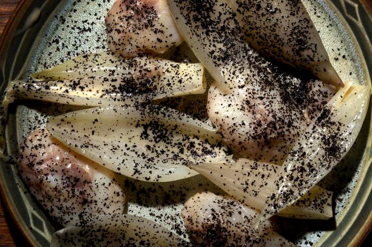 Drys. Den knuste, tørrede lime giver ikke kun en fin og aromatisk smag til de ret neutrale torskekæber. Det brunsorte pulver er også dekorativt på den blege ret. 