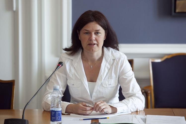 KOVENDING. Magnus Heunickes tanker om flere motorveje og udbud af jernbanestrækninger gør regeringens politik mindre grøn, mener SF og Enhedslisten. 