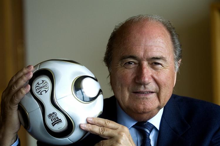 kampvalg. Sepp Blatter overvejer at gå efter endnu en periode som præsident for Fifa. 