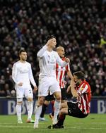 udvisning. Efter lidt skubberi i feltet lader Real Madrids Cristiano Ronaldo sin hånd kradse og/eller skubbe Athletic Bilbaos Carlos Gurpegi i ansigtet. 