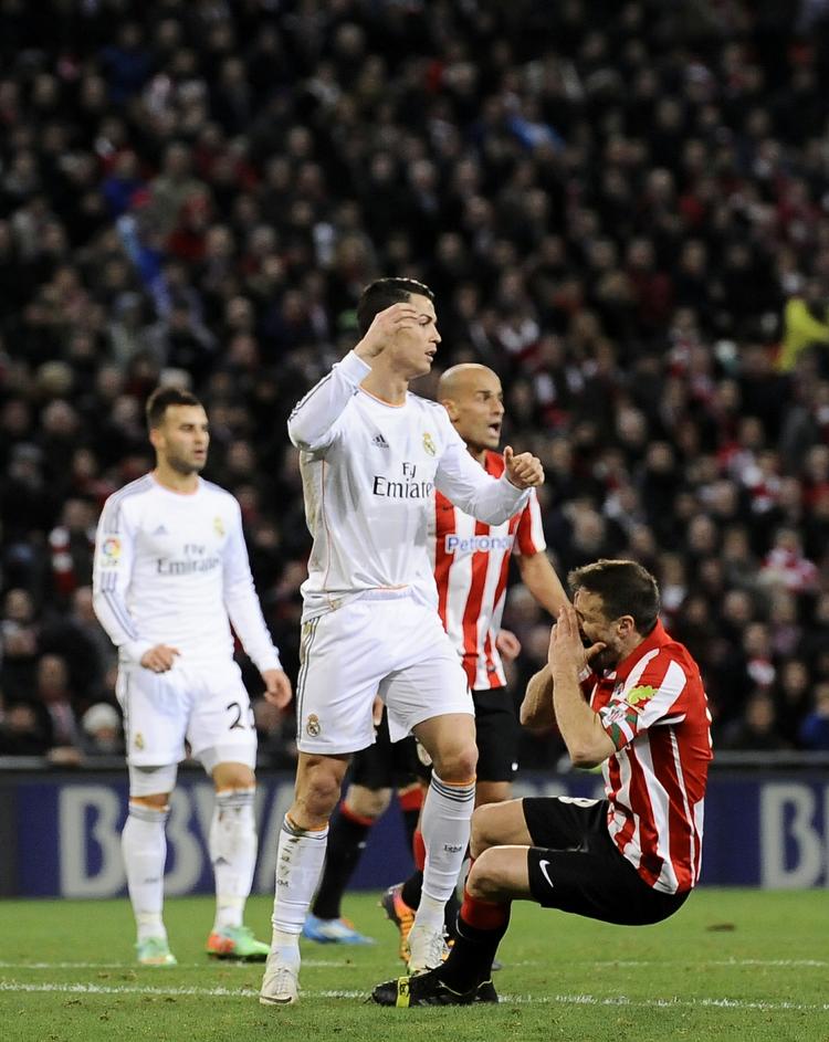 udvisning. Efter lidt skubberi i feltet lader Real Madrids Cristiano Ronaldo sin hånd kradse og/eller skubbe Athletic Bilbaos Carlos Gurpegi i ansigtet. 