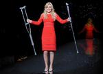 KRYKKER. Skinnen på det skadede knæ var udskiftet med et par krykker, da Lindsay Vonn i går stillede op ved et velgørenhedsarrangement. 