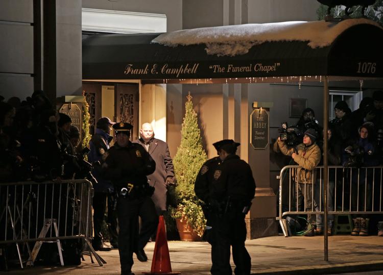 Det var en lukket ceremoni i New York, hvor stjerner som Meryl Streep, Ethan Hawke og Cate Blanchett dukkede op i sort. 