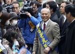 Diskrimination. Guvernørkandidaten Yoichi Masuzoe møder vrede fra japanske kvinder inden weekendens valg. 