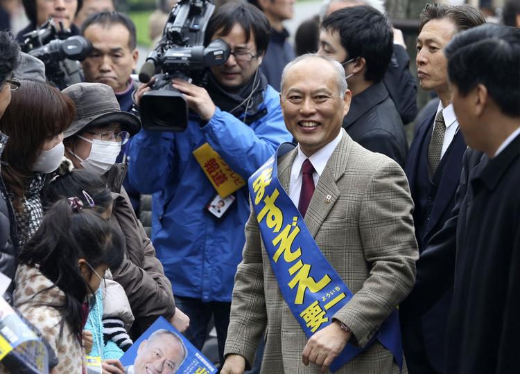 Diskrimination. Guvernørkandidaten Yoichi Masuzoe møder vrede fra japanske kvinder inden weekendens valg. 