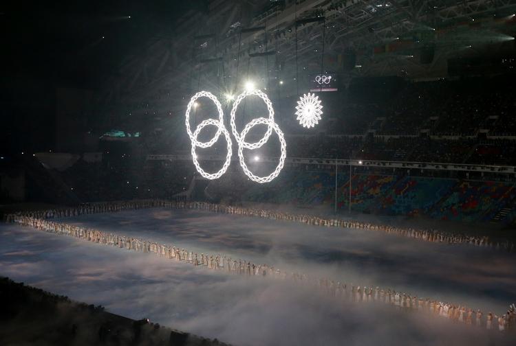 på alle tangenter. Veliscenesat og storslået åbning på vinterlegene i Sotji, mener Politikens anmelder Henrik Palle. 