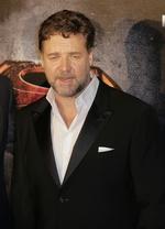 Debut. Og så lidt af det vante oveni. Crowe spiller en dobbeltrolle i 'The Water Diviner' som både hovedrolleindehaver og instruktør. 