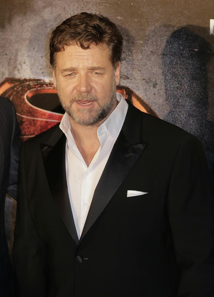 Debut. Og så lidt af det vante oveni. Crowe spiller en dobbeltrolle i 'The Water Diviner' som både hovedrolleindehaver og instruktør. 