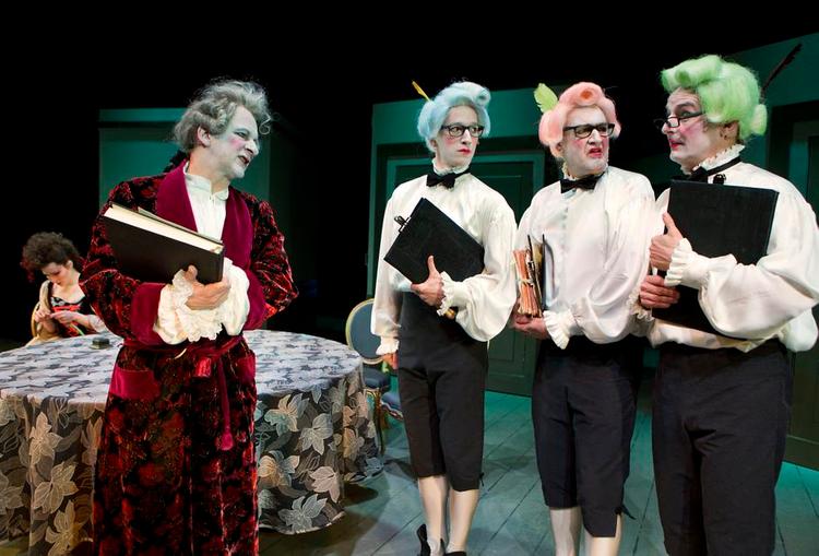 GALSKAB. En evigt forjaget Vielgeschrey (Henrik Kofoed) er ved at gå fra snøvsen over sine tre træge skriverkarle (Morten Christensen, Anders Heinrichsen og Nikolaj Bjørn-Andersen), der holder af at bogstavere i kor. 