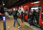 Nytår. Hvis du skal køre med tog i nytårsdagene, må du finde andre måder at købe billet, end i billetautomaten. De er nemlig spærrede i hele landet for at undgå hærværk. 