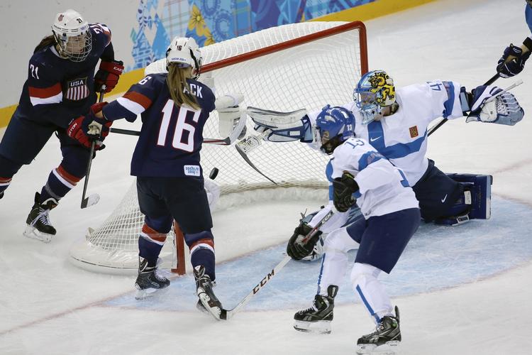 Indledende. USA slog Finland 3-1. Man kommer til kvartfinalen selv om man taber samtlige tre indledende kampe. To sejre i slutspillet vil automatisk udløse medalje. 