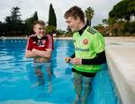 DUKKERT. Kasper Kusk (t.h. ) og Nicolaj Thomsen køler af i swimmingpoolen efter dagens træning i Portugal. 