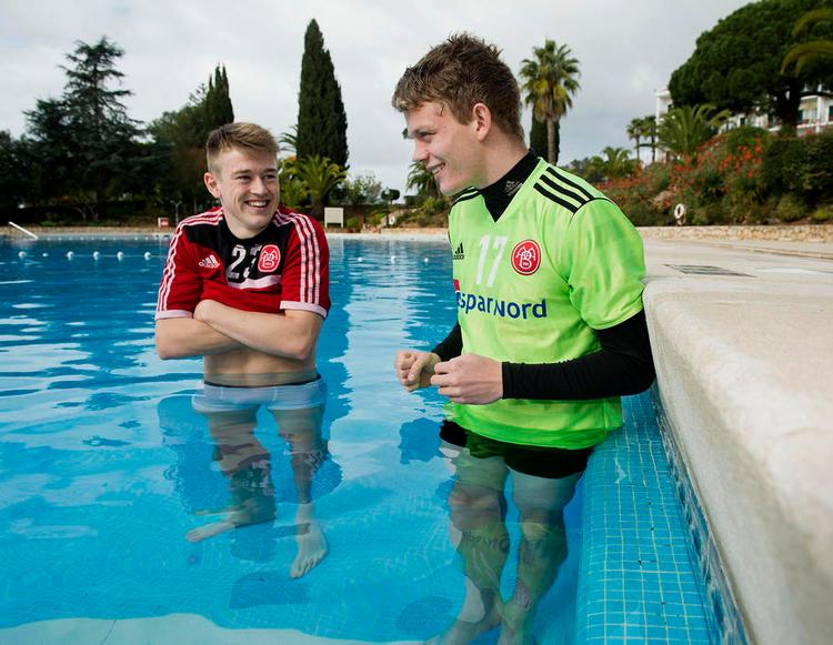 DUKKERT. Kasper Kusk (t.h. ) og Nicolaj Thomsen køler af i swimmingpoolen efter dagens træning i Portugal. 