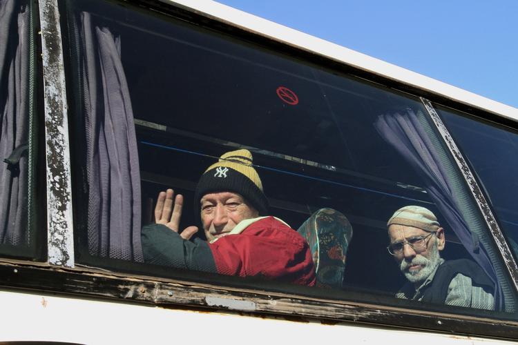 Reddet. 80 indbyggere fra Homs - primært børn, kvinder og ældre - blev i går kørt ud af den belejrede by Homs. 