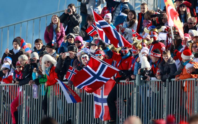Hyldest. Der er fyldt godt op med nordmænd på tribunerne i Sotji. I dag fik de endnu mere at juble over. 