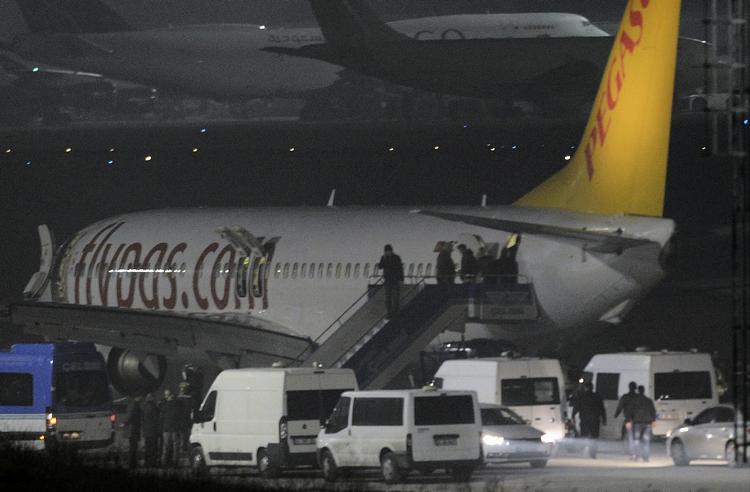 Snydt. Det tyrkiske fly fra selskabet Pegasus Airlines landede i Istanbul, selv om flykaprer havde krævet det omdirigeret til OL-byen Sochi. 