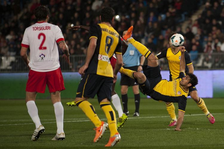 FORGÆVES. Brasiliansk akrobatik af Diego Costa førte ikke til noget. Atletico Madrid tabte til Almeria. 