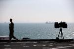 Flåde. Et besætningsmedlem patruljerer på det amerikanske krigsskib 'USS Ponce', som er en del af den 5. flåde, der er udstationeret i Den Persiske Golf til stor irritation for Iran. 