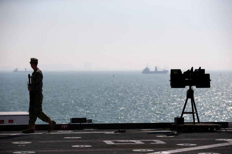 Flåde. Et besætningsmedlem patruljerer på det amerikanske krigsskib 'USS Ponce', som er en del af den 5. flåde, der er udstationeret i Den Persiske Golf til stor irritation for Iran. 