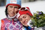 Ramt. Marit Bjørgen og Heidi Weng tog flotte medaljer, men på podiet var de ikke i stand til at slippe nogen sejrsglæde løs. 