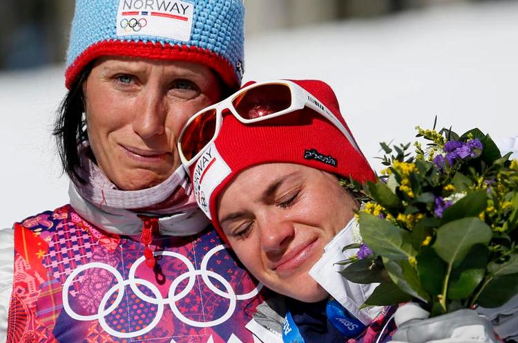 Ramt. Marit Bjørgen og Heidi Weng tog flotte medaljer, men på podiet var de ikke i stand til at slippe nogen sejrsglæde løs. 