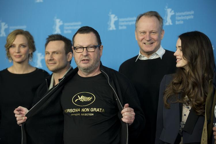 Lydløs. Selv uden at åbne munden fortsætter Lars von Trier med at være en mester i selviscenesættelse. 