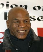 Syret. Måske et mærkeligt makkerpar - Mike Tyson og Pamela Anderson. Men i en film om vores frygt for og fascination af USA giver deres medvirken måske meget god mening. 