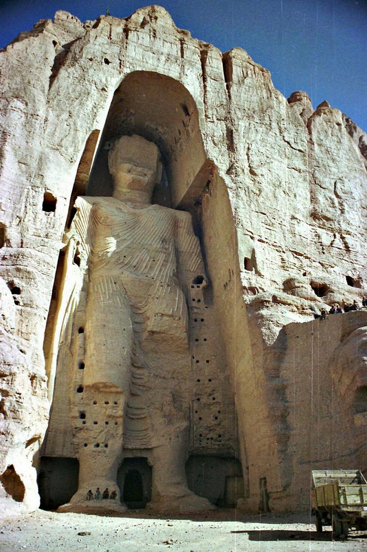 Kulturtab. Et billede af den store Buddha-statue inden den blev beskudt, mineret og sprunget i luften af Taleban. 