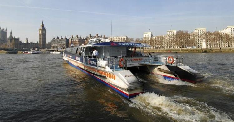 Flodsiden. Se storbyen fra en lidt anden vinkel. Hop på en vandgående bus. Sådan her kan man f.eks. opleve Westminster i London. 