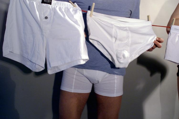 Genbrug. Hver femte dansker skifter ikke undertøj hver dag. Det er især mændene, der går uden om vasketøjskurven. 