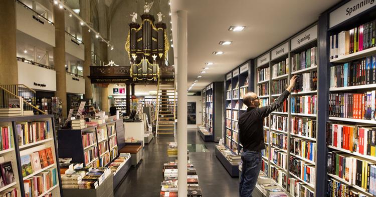 Alternativ. I Amsterdam har man indrettet en kirke som boghandel. 