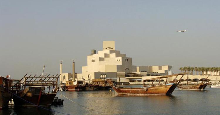 Kunst. Dohas Museum of Islamic Art er virkelig et besøg værd på et kort visit i Qatars hovedstad. Museet ligger tæt på lufthavnshotellet (bemærk flyet i luften) Oryx Rotana Hotel. 