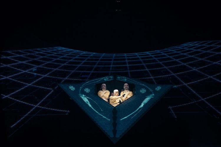 Kosmos. Udhængt i det store tomme intet rejser de tre astronauter Thora (Christine Sønderris), Miriam (Maria la Cour) og Janus (Steffen Nielsen) igennem verdensrummet på jagt efter en ny planet til menneskene. Pr-foto: Daniel Buchwald 