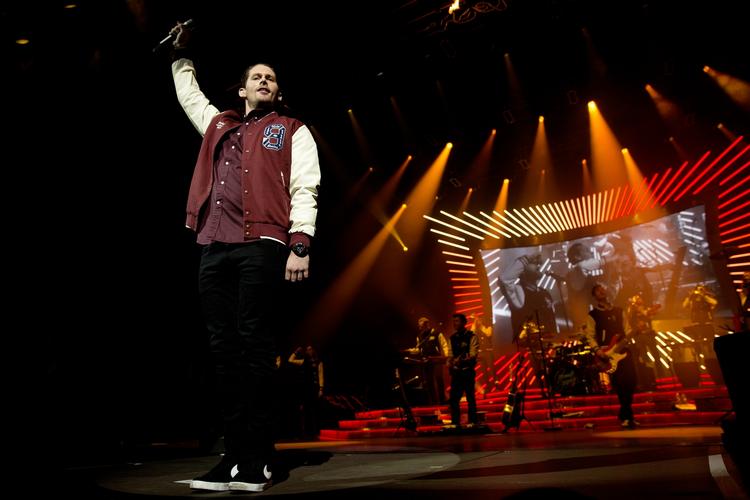 Udsolgt. Foran et tætpakket publikum i Falconer Salen gav Rasmus Seebach søndag liveversioner med sine mange syng-med hits. 