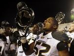 Homoseksualitet. Et af de allerstørste football-talenter i USA er sprunget ud som homoseksuel. Hans nyhed har medført en mediestorm. Nu venter iagttagere og NFL på reaktionen blandt spillere, trænere og fans. 