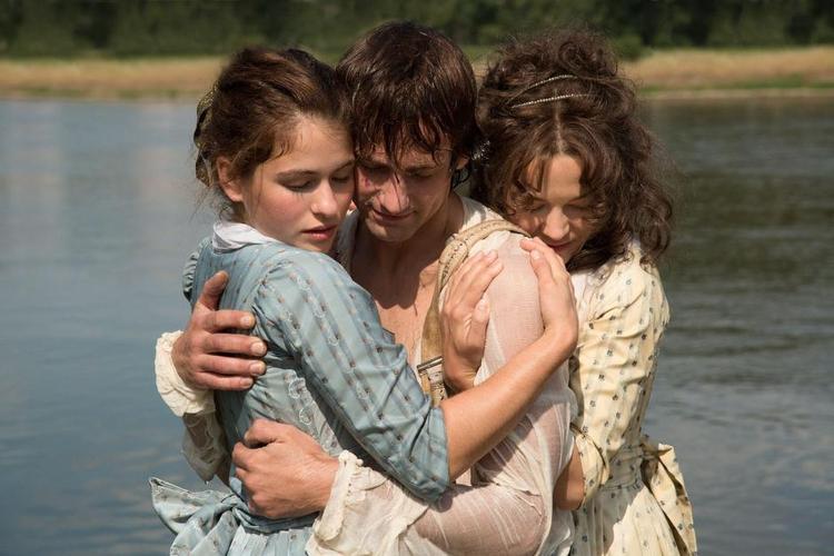 Trekant. Den rebelske digter Friedrich Schiller i nærkontakt med sine elskede søstre Caroline von Beulwitz og Charlotte von Lengefeld. Deres kærlighedsforhold skildres fint i tysk, historisk drama på Berlinalen.
