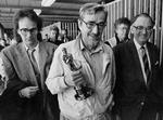 Dødsfald. Det var filminstruktøren Gabriel Axels kone og deres fire børn, som foreslog, at han skulle filmatisere Karen Blixens 'Babettes Gæstebud'. Her ses man med den Oscar, han vandt for filmen i 1988. 