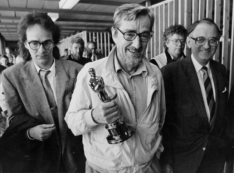 Dødsfald. Det var filminstruktøren Gabriel Axels kone og deres fire børn, som foreslog, at han skulle filmatisere Karen Blixens 'Babettes Gæstebud'. Her ses man med den Oscar, han vandt for filmen i 1988. 
