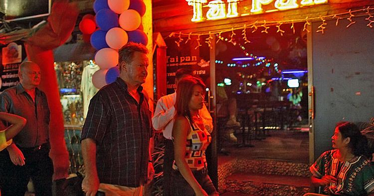 Bagside. Phuket er langt fra bare bountystrande og karbad-varmt vand - masseturismen har også en bagside. 