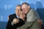 Bifald. Instruktør Petter Moland samt skuespillerne Bruno Ganz og Stellan Skarsgaard poserer for kameraerne i forbindelse med visningen af 'Kraftidiot', som høstede stort bifald. Foto: AP 