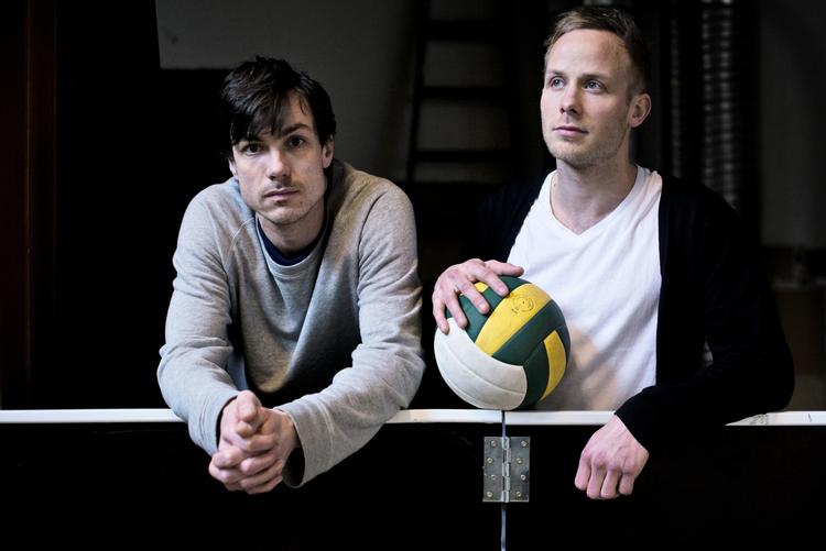 Nytænkning. Kasper Ebbesen fra CBS (t.v.) og Anders Berntsen fra RUC (t.h.) er kommet med i et projekt mellem kommune og fodboldklubber. Målet er, at de to skal komme i arbejde. 