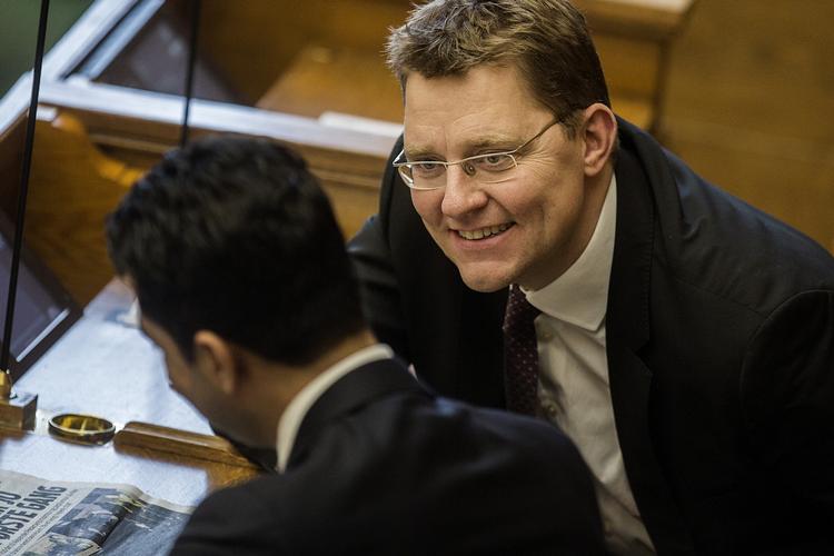 Klimaaftale. Rasmus Helveg Petersen (R) er med til at fremlægge aftalen, som tidligere klimaminister, Martin Lidegaard (R), forhandlede på plads. 