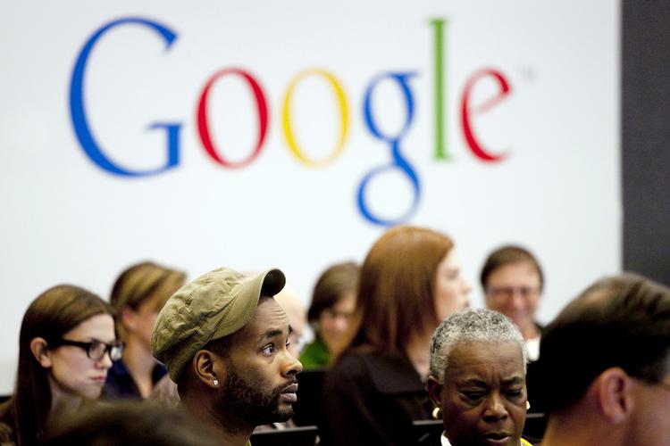 NÆSTSTØRST. Google har stor succes. Her underviser firmaet potentielle brugere på et kursus i Googles kontorer i New York. 